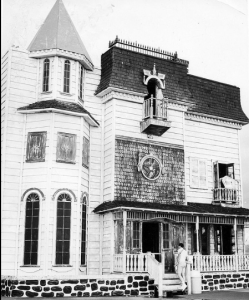 An early publicity picture for the Old House attraction from Flickr user kingpowercinema
